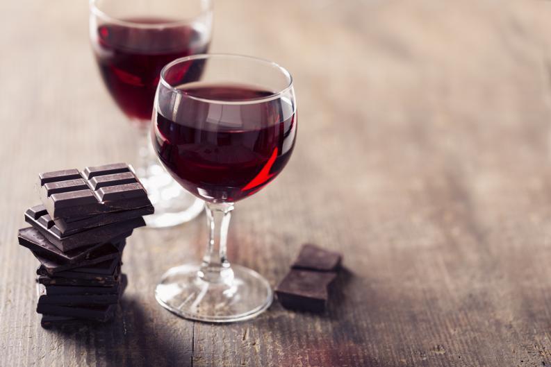 El chocolate y el vino tinto ayudan a combatir las arrugas y mantener la piel joven, seg&uacute;n la ciencia