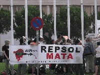 Reclamo Mapuche en la sede de Repsol en Madrid