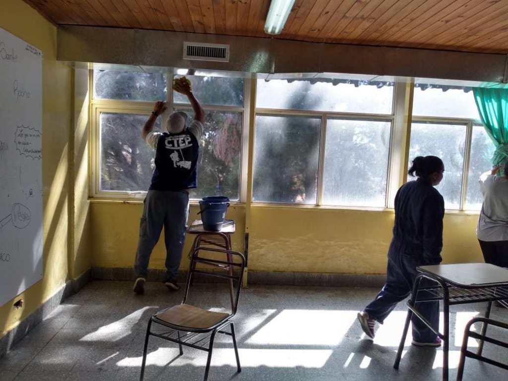 Trabajo genuino, un insumo de integraci&oacute;n social: cooperativistas de la econom&iacute;a popular acondicionaron escuelas p&uacute;blicas en Bariloche