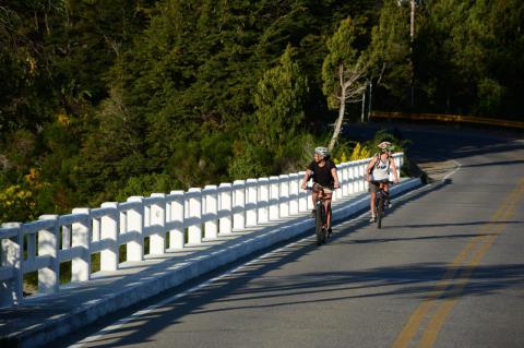 Recorre Circuito Chico en bicicleta y descubre Bariloche a tu ritmo. Experimenta la libertad, la aventura y la belleza del paisaje patagnico. Reserva online y disfruta de una experiencia inolvidable.