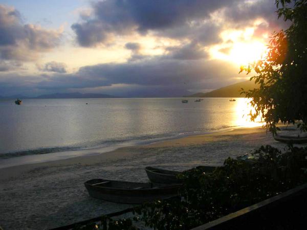 BOMBINHAS FABULOSA CASA EN LA PLAYA