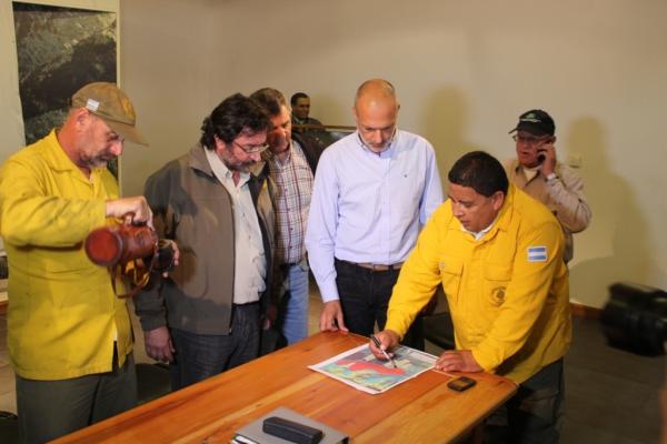 Contin&uacute;an combatiendo el incendio forestal