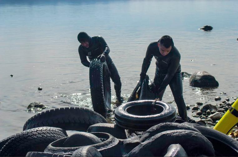 Finaliz&oacute; el operativo de limpieza conjunta en el Lago Nahuel Huapi