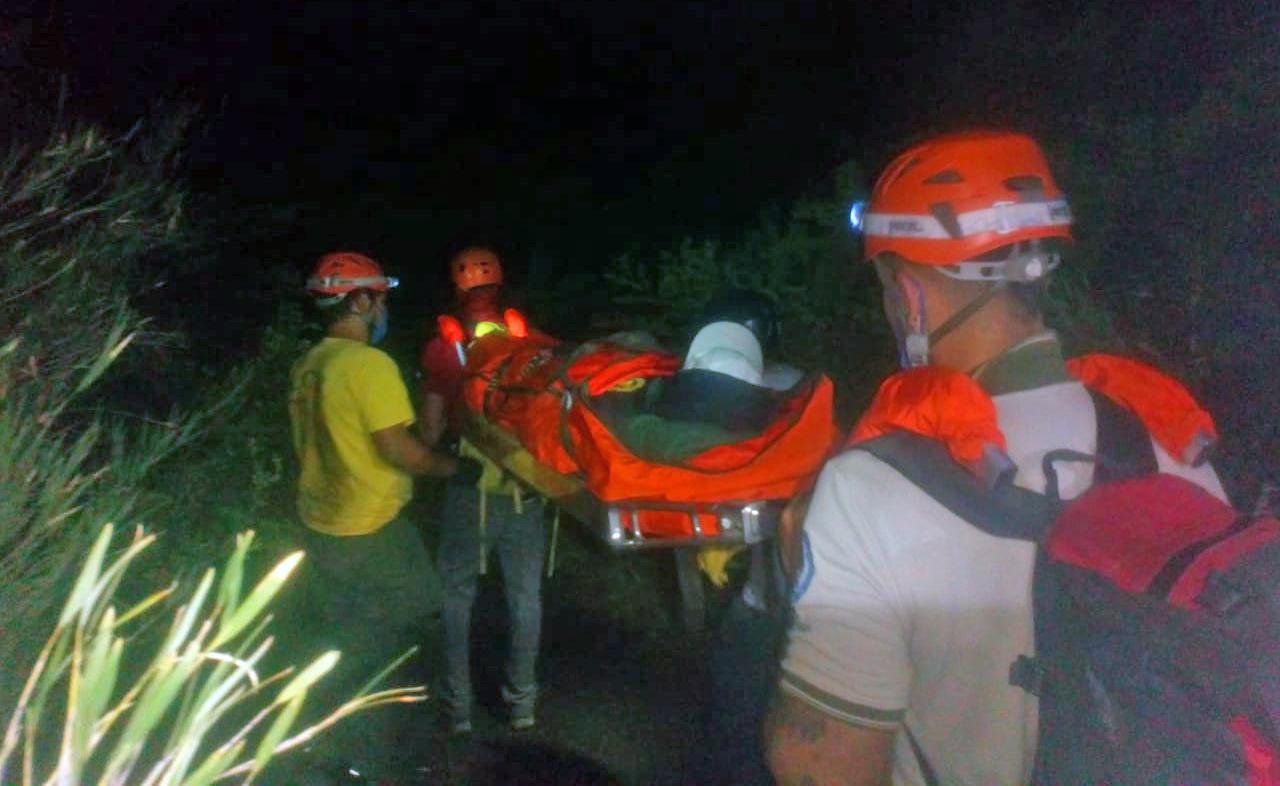 Evacuaci&oacute;n de una persona accidentada en el sendero a Frey