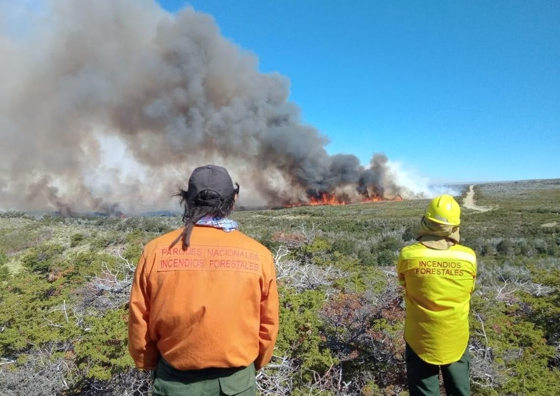 Brigadistas del Parque Nacional Nahuel Huapi colaboran en el incendio de Corcovado