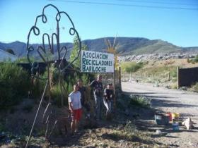 Regalaron cartel a la ARB construido con material reciclado