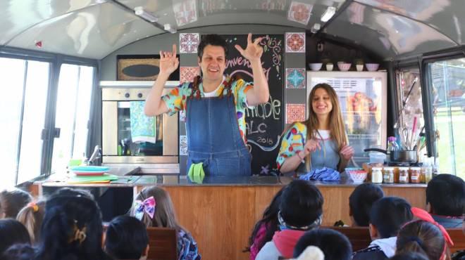 Con m&uacute;sica y obras de teatro, educan en h&aacute;bitos saludables