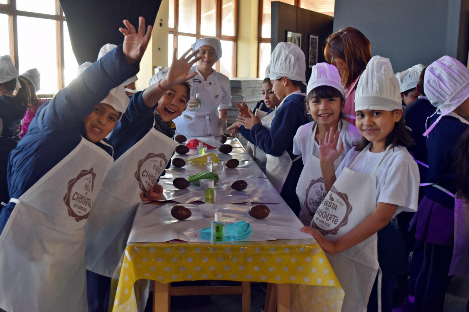  CIENTOS DE MINI CHOCOLATEROS REPARTIERON DULZURA Y MUCHAS RISAS EN LA FIESTA NACIONAL DEL CHOCOLATE