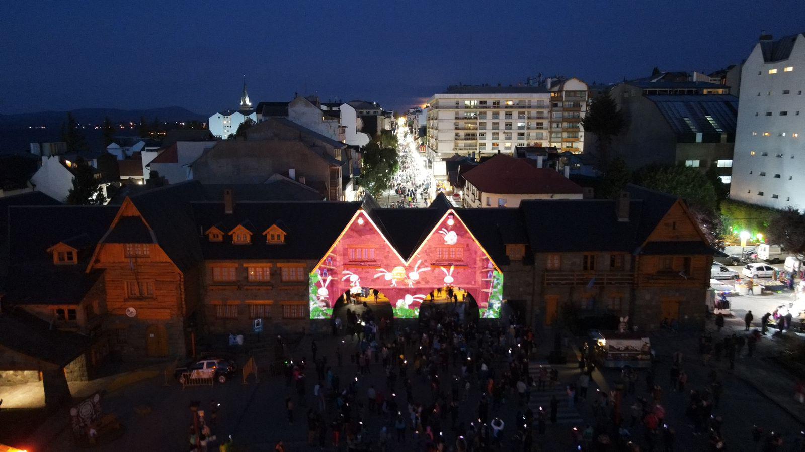  EL MAPPING SOBRE EL CENTRO C&Iacute;VICO CORON&Oacute; LA PRIMERA NOCHE DE LA FIESTA DEL CHOCOLATE