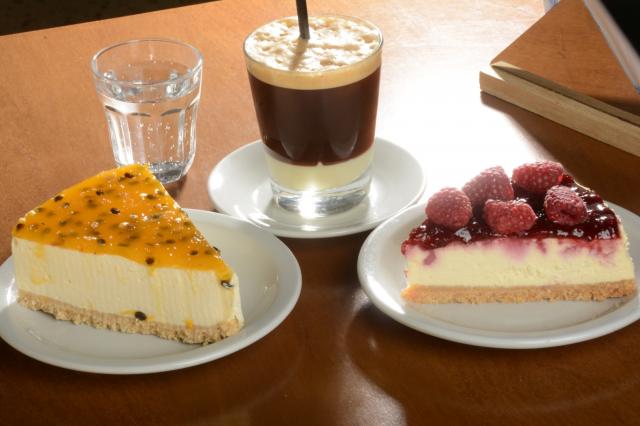Nuestras Delicias: Caf Helado, Cheesecake de Maracuy y Frutos Rojos
