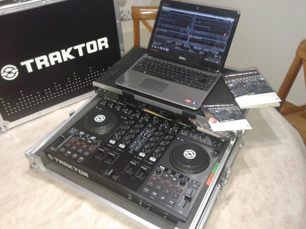 Controlador MIDI Tranktor Kontrol S4 MK1 y Maleta original