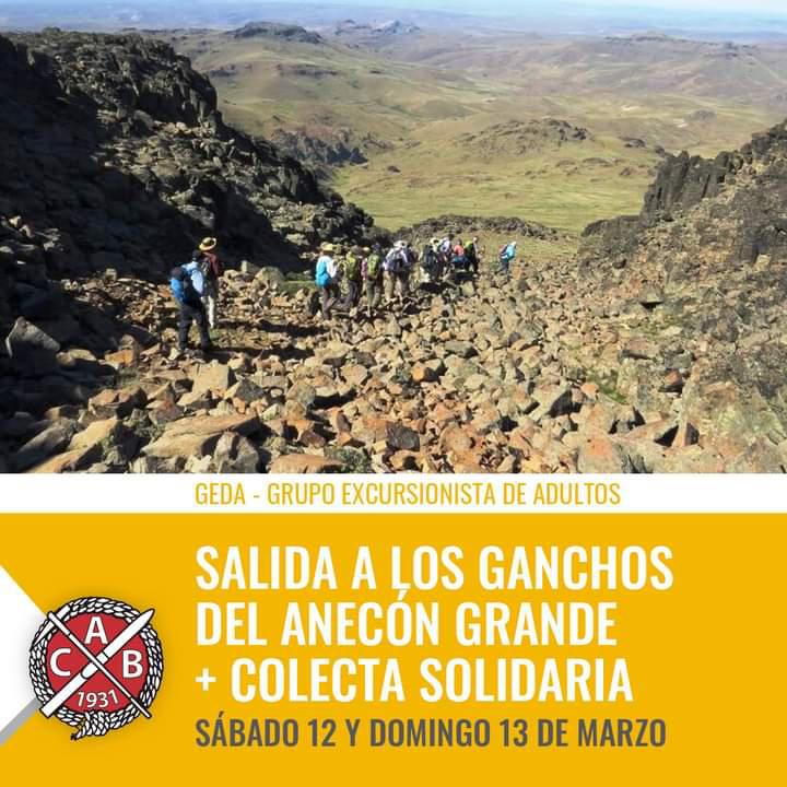 Grupo excursionista de adultos