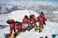 La expedici&oacute;n del CAB hizo flamear con orgullo la bandera Argentina a 8.848 msnm