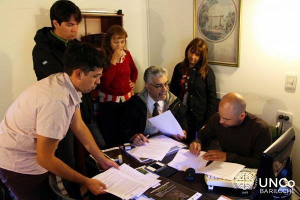 irma de convenio entre la UNCo Bariloche y el Jard&iacute;n Bot&aacute;nico