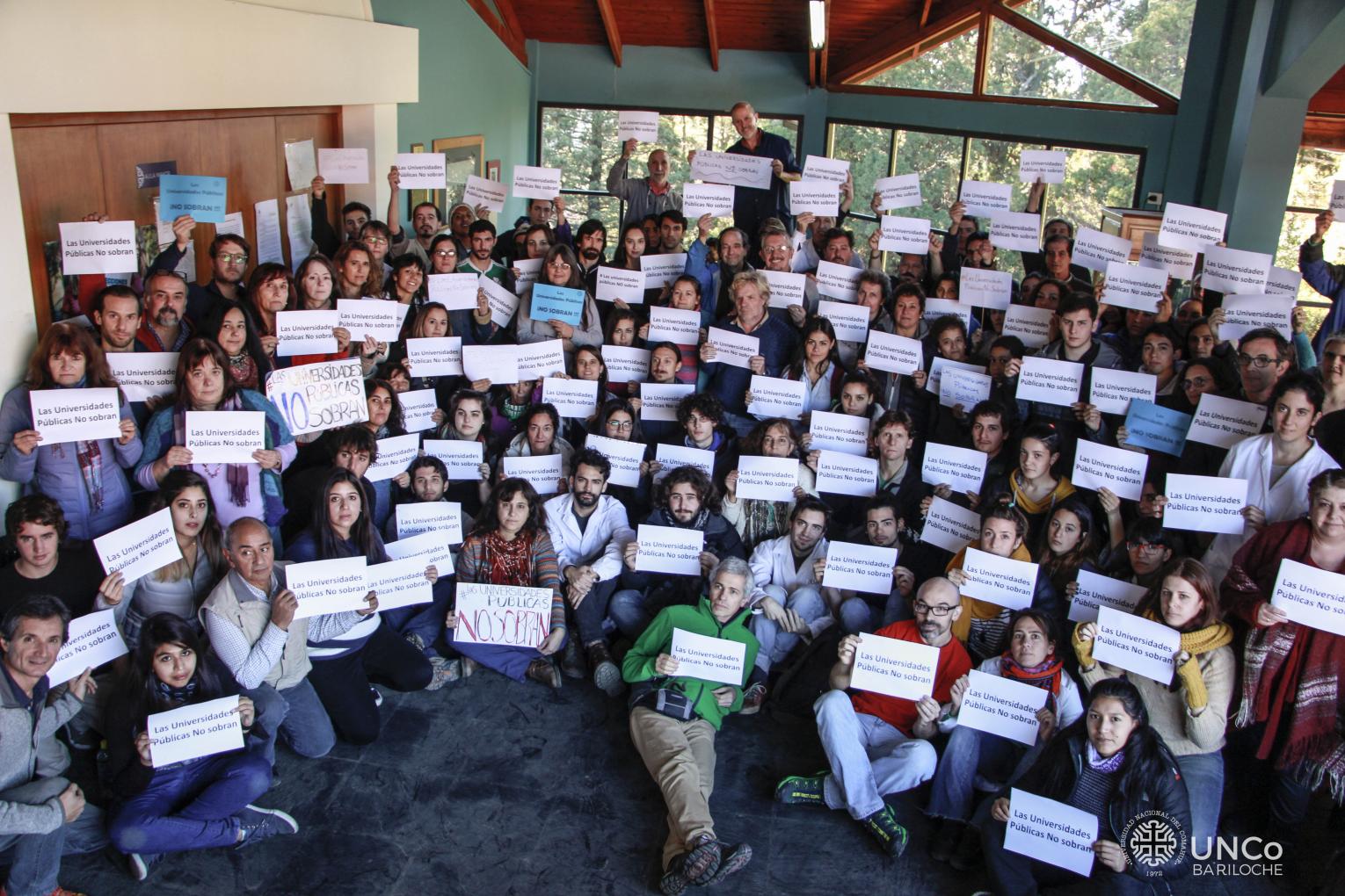 Foto colectiva contra los dichos de Vidal en la UNCo Bariloche