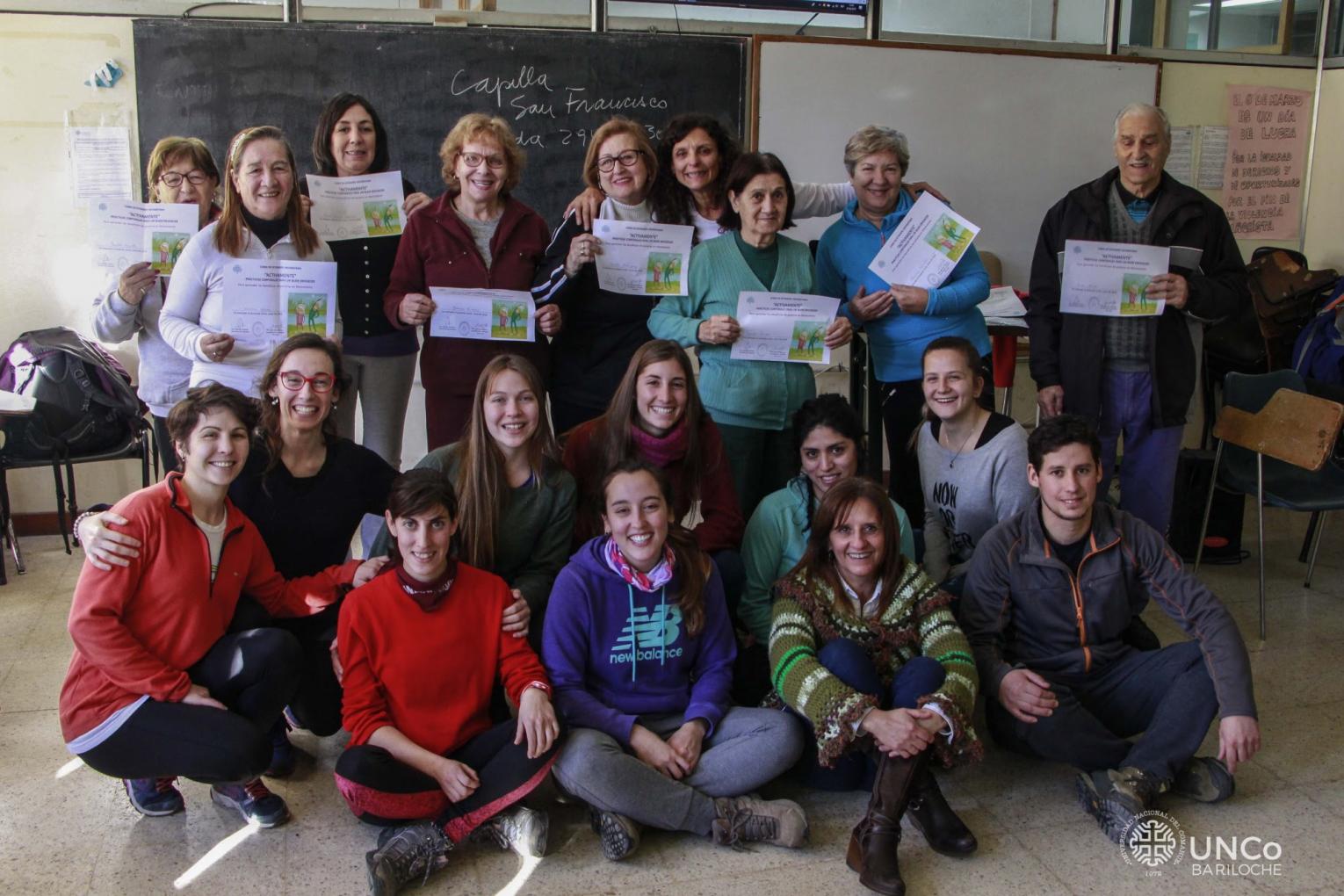 Cierre de curso de extensi&oacute;n para Adultos Mayores con muchos abrazos