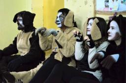 Voluntarios UNCo realizan obra de teatro para el cuidado de perros en la Escuela 315 del barrio Nuestras Malvinas