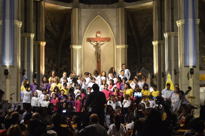 LOS COROS LE CANTAN A BARILOCHE