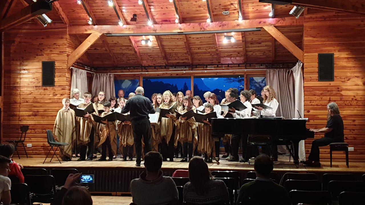  NI&Ntilde;OS Y J&Oacute;VENES REALIZARON UNA CL&Iacute;NICA DE CORO EN EL CAMPING MUSICAL