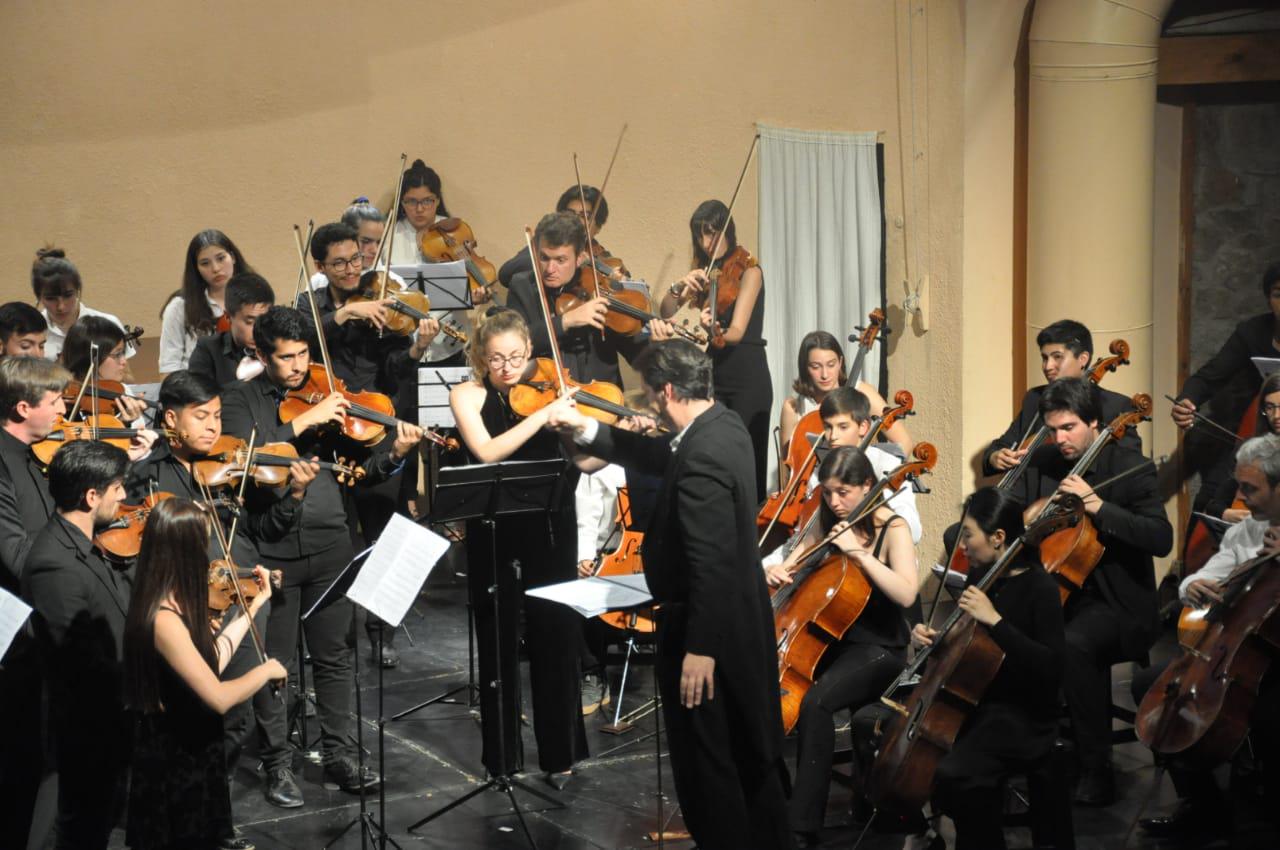 La 'Orquesta de los chic@s' comparti&oacute; escenario con reconocidos m&uacute;sicos profesionales