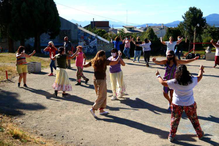 Folklore sin barreras: al aire libre y a la gorra