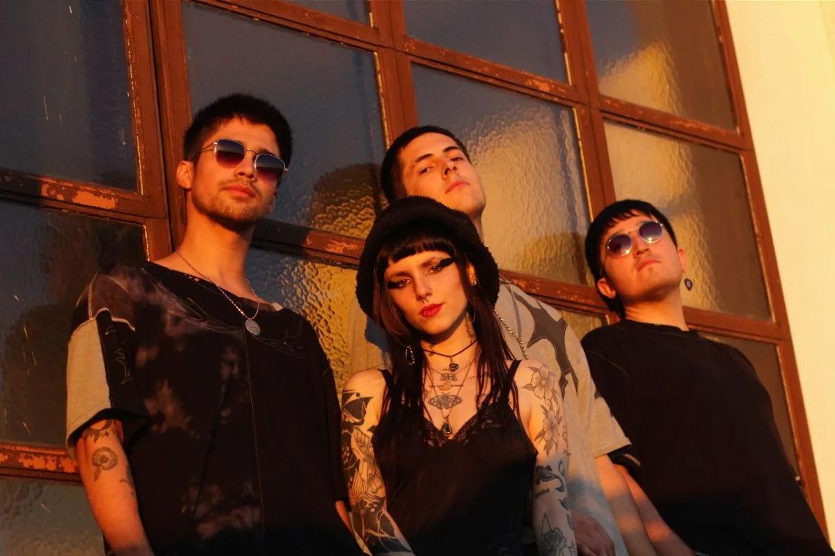 Ella tiene una ventana en su pecho y Parteaguas descollaron en la escena