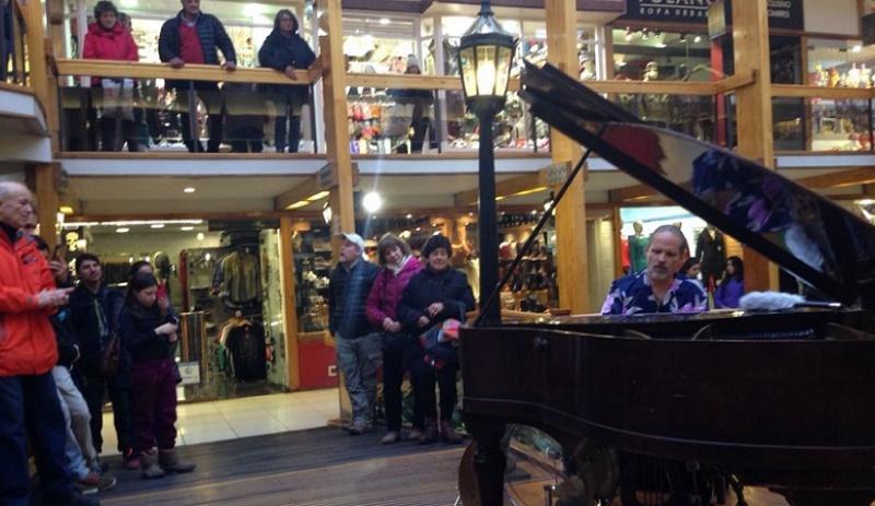 Antes de su presentaci&oacute;n, Ulf Sandstr&ouml;m sorprendi&oacute; con su m&uacute;sica en una galer&iacute;a de la ciudad