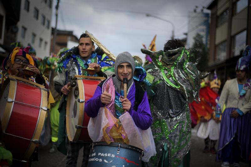  Murgas y comparsas dejaron su sello de alegr&iacute;a en el desfile de Onelli