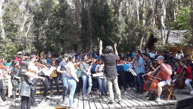 M&aacute;s de 150 m&uacute;sicos navegaron por el Nahuel Huapi y tocaron en el bosque de Arrayanes