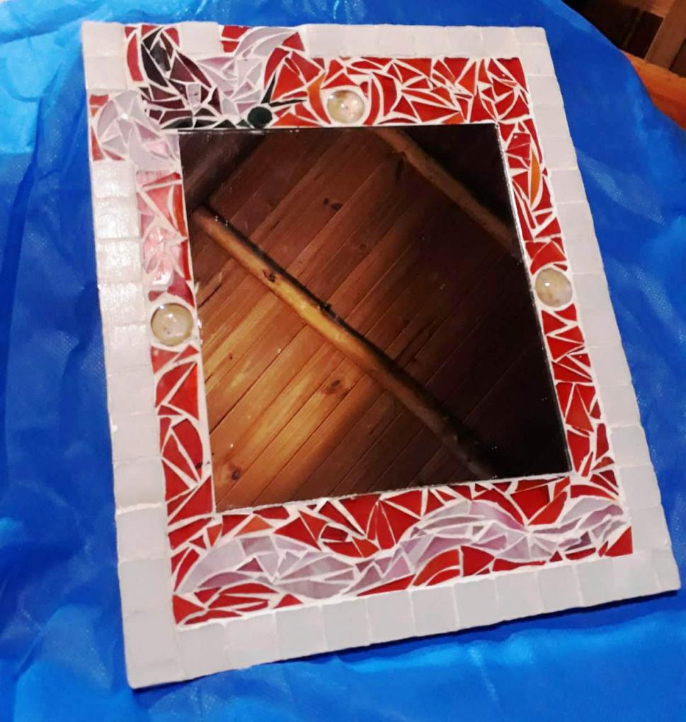 Espejo Artesanal en Mosaiquismo base de madera $ 1000