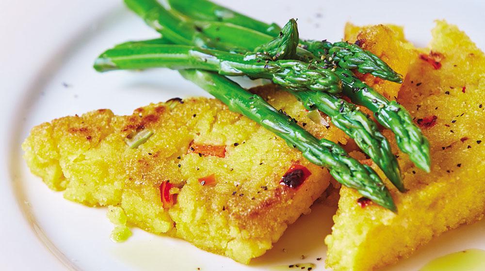 Polenta crujiente con esp&aacute;rragos sin gluten