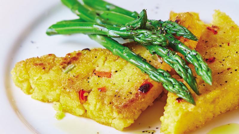 Polenta crujiente con esp&aacute;rragos sin gluten