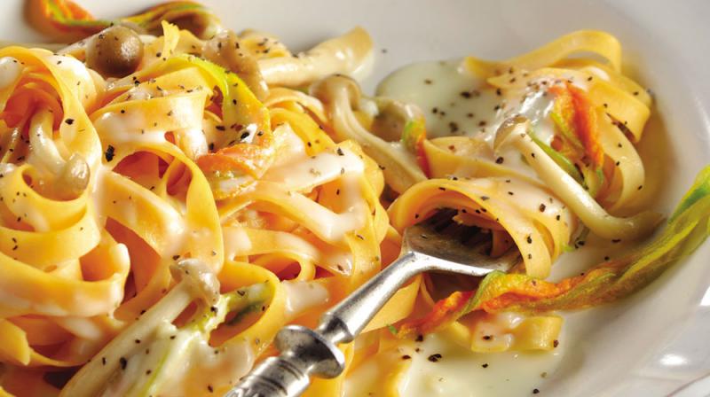 Fetuccini de ma&iacute;z con flor de calabaza sin gluten