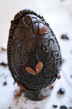 Huevo de pascua con almendras