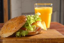 Un delicioso sandwich y un jugo para cortar la tarde