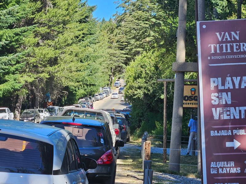 LOS VECINOS DEL BARRIO EL TR&Eacute;BOL EN DEFENSA DE LA PLAYA SIN VIENTO EN EL LAGO MORENO.