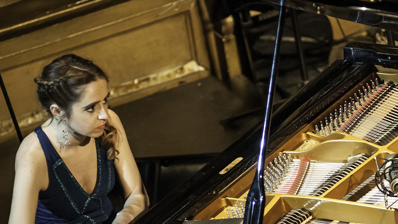 Lorena Eckell (piano) y Ensamble Sur (OFRN)