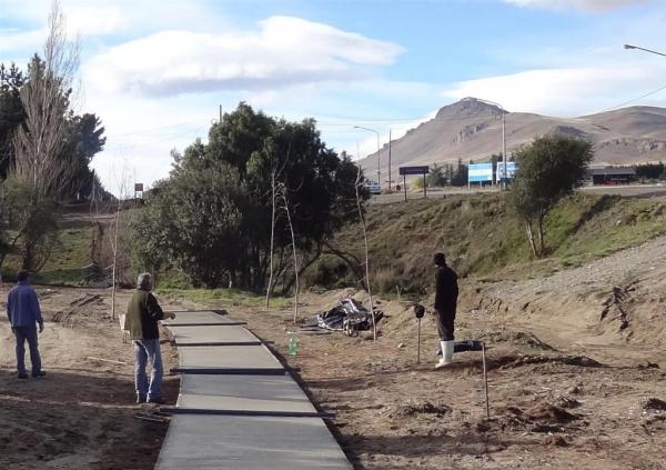 Se comenz&oacute; a hormigonar la Bicisenda en Dina Huapi