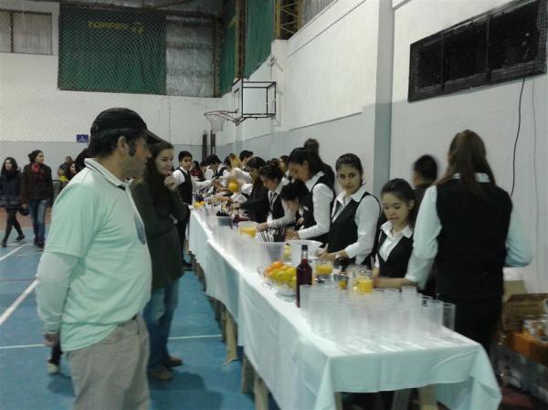 La Mesa 6 de Septiembre entreg&oacute; m&aacute;s de 5 mil pesos a la Escuela de Hoteler&iacute;a por su participaci&oacute;n en la &#147;Noche sin Alcohol&#148;