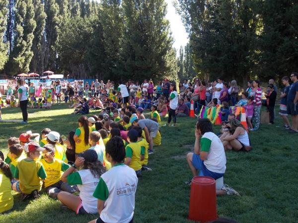 CON UNA GRAN PARTICIPACION DE PADRES Y CHICOS CULMINO LA COLONIA   MUNICIPAL DE VERANO EN DINA HUAPI