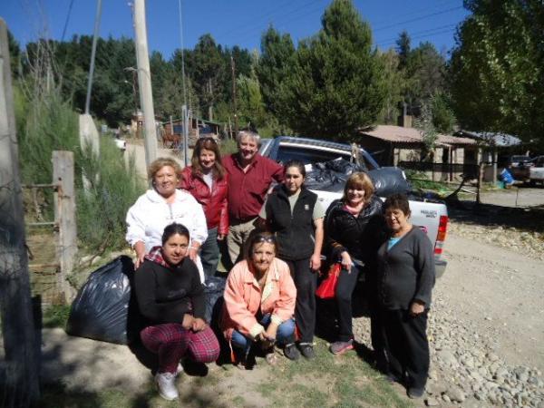   ROTARIOS Y MUJERES DEL PILAR LLEVAN ABRIGO Y ALIMENTOS AL PARAJE CHAIFUL