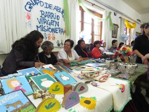 Color, m&uacute;sica y encuentro en la muestra de talleres de los Adultos Mayores