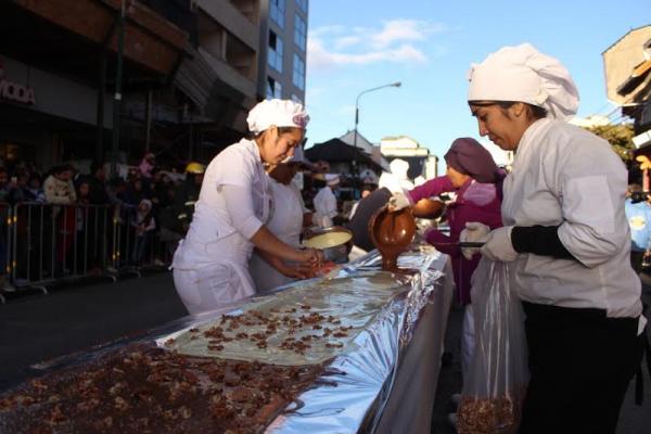 A las 22:30 comienza vallado por la barra de chocolate