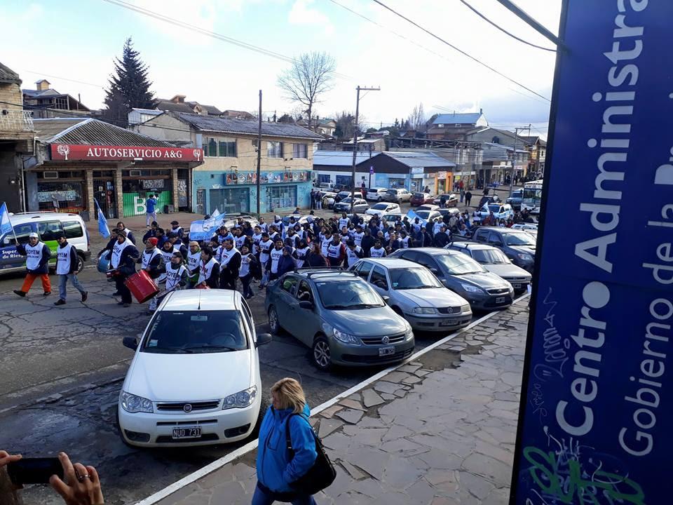 TRABAJADORES MUNICIPALES MARCHARON PARA RECLAMAR LA NORMALIZACI&Oacute;N DEL SERVICIO DEL IPROSS