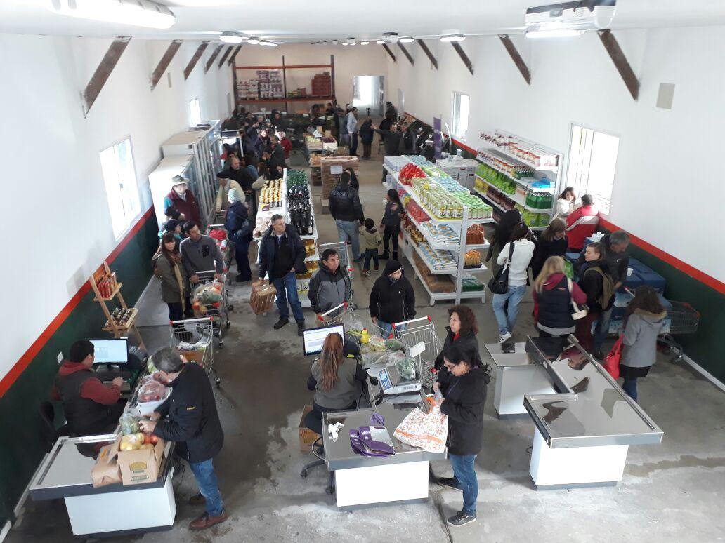 Canasta navide&ntilde;a con productos locales en el Mercado Comunitario