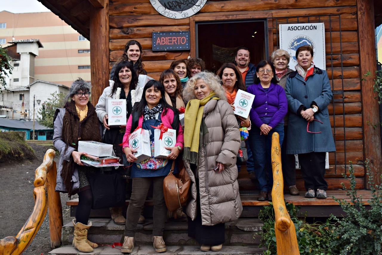 La Asociaci&oacute;n Amas de Casa Artesanas don&oacute; botiquines para los CDI