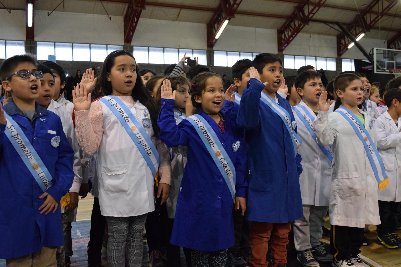 Emocionante Promesa a la Bandera de 300 ni&ntilde;os y ni&ntilde;as de Bariloche