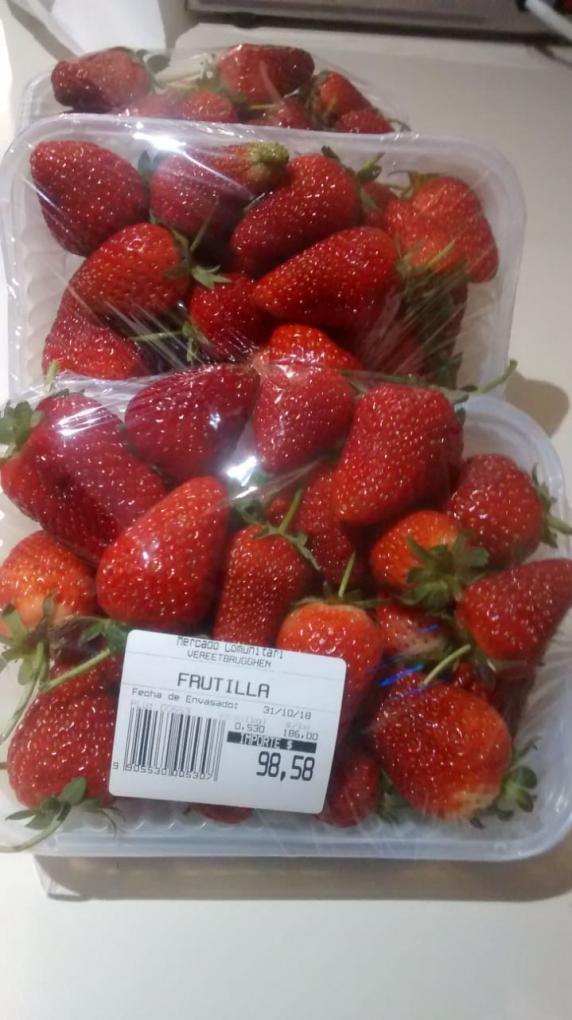 Lleg&oacute; el cami&oacute;n al Mercado Comunitario y brillan las frutillas de Plottier