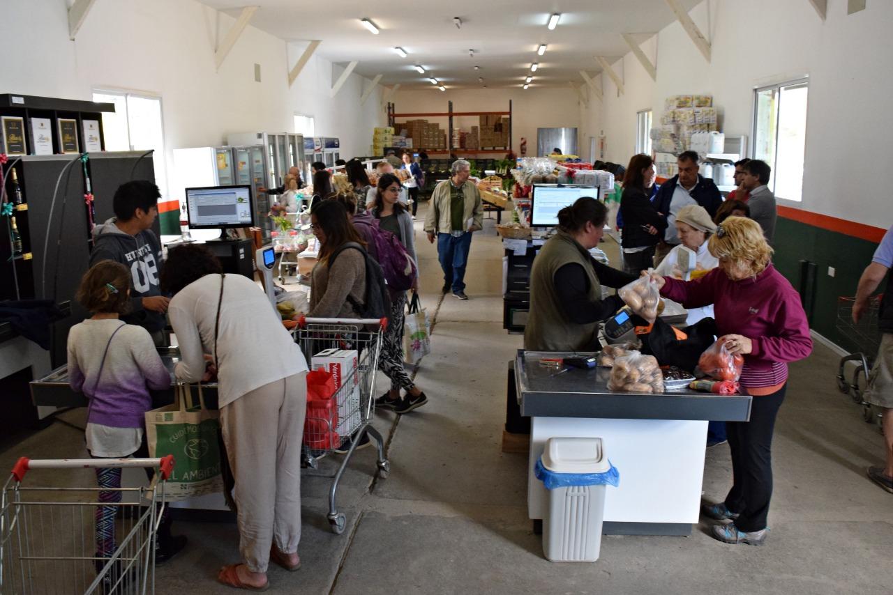 El viernes vuelven los chivos y corderos al Mercado Comunitario