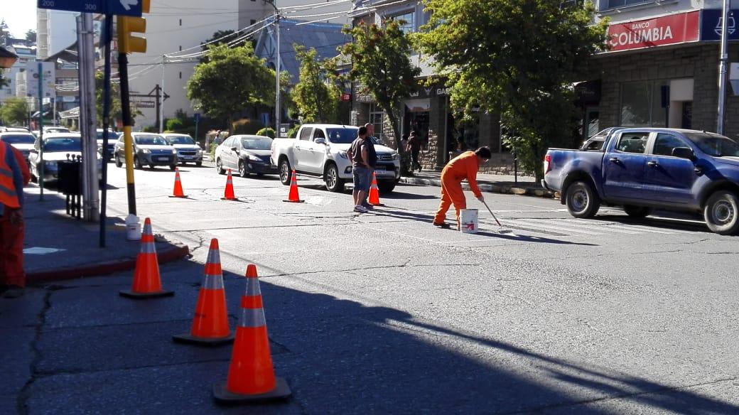Avanzan los trabajos de pintura de sendas peatonales en la ciudad